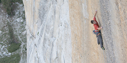 Alex Honnold escala em “solo” três vias de Yosemite, em um só dia.