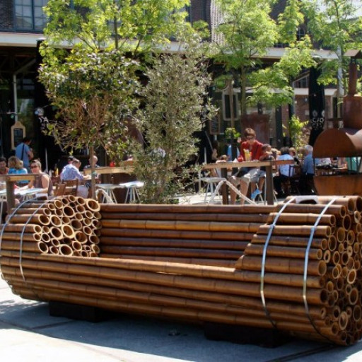 Designer faz projeto de um ecológico banco de bambu