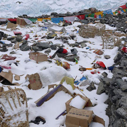 China limita radicalmente licenças para subir o Everest por campanha de limpeza e retirada de corpos