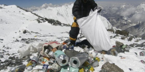 Agora Alpinistas estão obrigados a limpar o Monte Everest