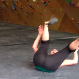 Vídeo sobre tornozelo de escaladora em queda em boulder viraliza na internet