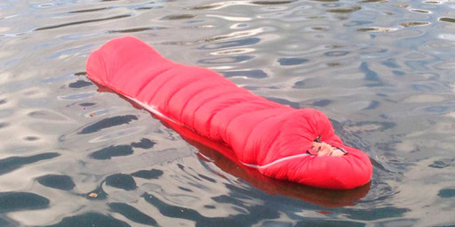 Marca desenvolve primeiro saco de dormir flutuante do mundo