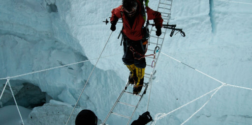 Ponte de escadas se rompe no Everest em véspera de aniversário de tragédia de 2014