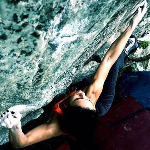 Jordana Agapito torna-se a primeira mulher a escalar Boulder V12 no Brasil