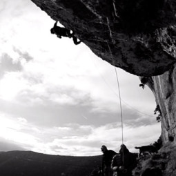 Liberado o trailer de “Prohibido escalar” – filme sobre proibição a acesso a lugares de escalada