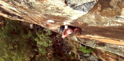 Quebra de mosquetão de costura faz escalador ter queda de 12 metros – Assista ao vídeo