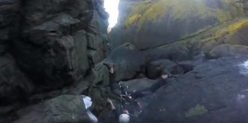 Vídeo com queda de escalador após falha de dois camalots viraliza