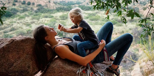 Conheça a mãe que está viajando para explorar a escalada nas Américas com sua filha de 3 anos