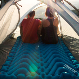 Empresa lança modelo de isolante térmico de camping para casais