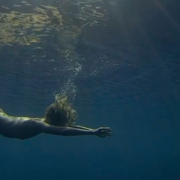 Filme para divulgar o hábito de nadar nu em lugares naturais é destaque no Festival Banff
