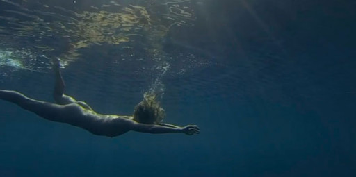 Filme para divulgar o hábito de nadar nu em lugares naturais é destaque no Festival Banff