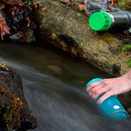 Empresa lança garrafa de trekking que purifica água em apenas 15 segundos