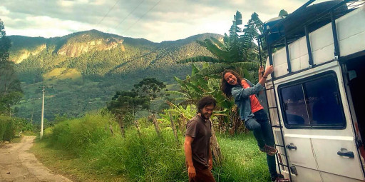 Casal de escaladores gaúchos constroem motorhome para viajarem um ano pela América do Sul