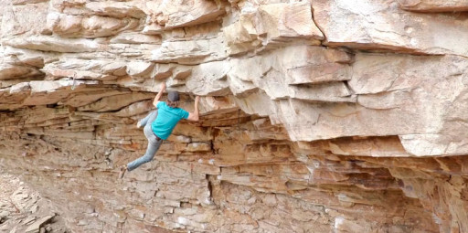 Vídeo mostra jovem escalando (e desescalando) em solo via de teto de 8c nos EUA