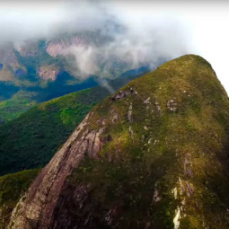 Seio da Mulher de Pedra: Conheça o projeto Drone Aventura e suas imagens aéreas de montanhas