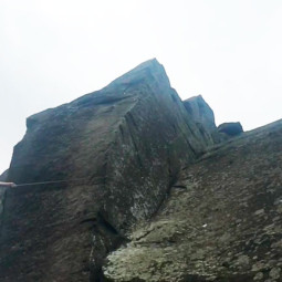 Escalador tem corda cortada e cai 8 metros durante escalada na Inglaterra – Assista ao vídeo