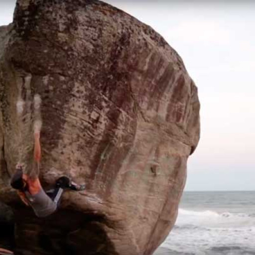 Boulder na Ilha do Mel: Produtora destaca escalada feminina em tradicional centro turístico do Paraná