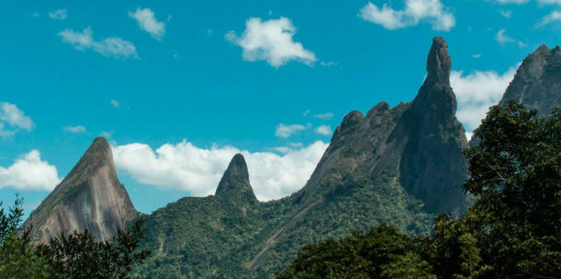 Brasileira faz trilha Petrópolis-Teresópolis em 3h41min e escala o Dedo de Deus na sequência
