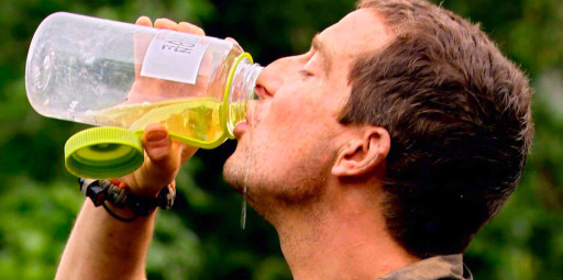 Mitos da sobrevivência: É seguro beber sua própria urina?
