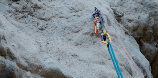 Escalador inventa equipamento para facilitar o ato de desequipar uma via de escalada