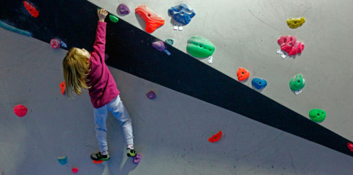 Menina de 9 anos sofre queda em parede de escalada em Shopping Center na Itália