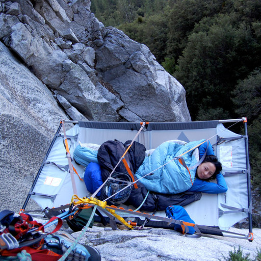 Portaledge: A história do equipamento utilizado por escaladores de elite
