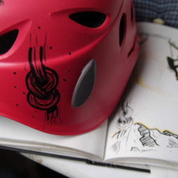 Montanhista usa sua arte em capacetes para incentivar a segurança na escalada