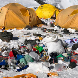 Divulgado plano de grande limpeza de lixo e cadáveres do Monte Everest