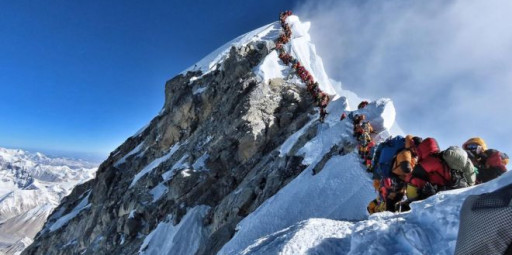 Monte Everest: O melancólico aniversário da maior lotação no cume da história