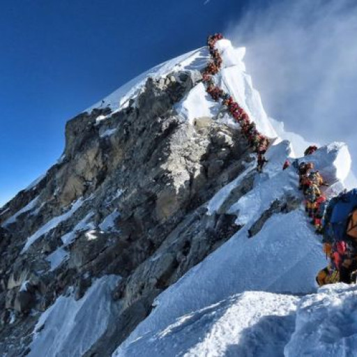 Monte Everest: Mais três montanhistas morrem em meio à superlotação da montanha
