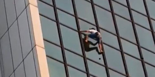 Homem é preso após escalar em estilo solo prédio de 170 metros na Polônia