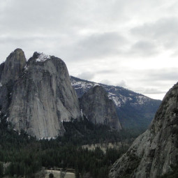 Escalador que praticava estilo solo em Yosemite cai e sobrevive à queda