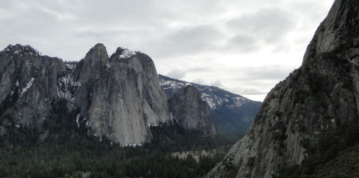 Escalador que praticava estilo solo em Yosemite cai e sobrevive à queda