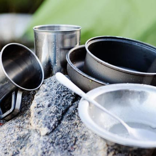 Conheça 3 métodos de limpar sem detergente equipamentos de cozinha em camping