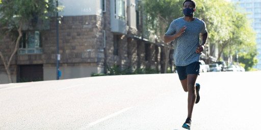 ASICS lança máscara para corrida que resfria o ar ao respirar
