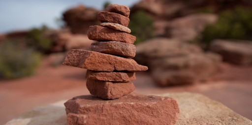 A historia e origem do totem de pedras – Por que a prática está sendo banida?