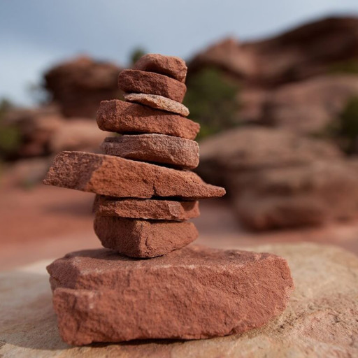 A historia e origem do totem de pedras – Por que a prática está sendo banida?