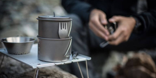Aço inoxidável, alumínio ou titânio: Qual a melhor panela para o camping?