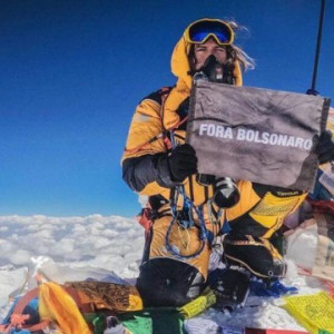“Fora Bolsonaro”: Montannhista escala Monte Everest e faz manifesto