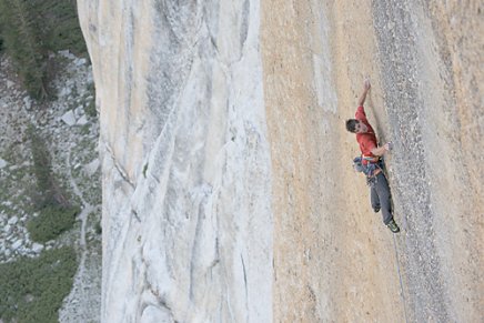 Alex Honnold escala em “solo” três vias de Yosemite, em um só dia.