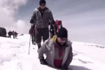 Homem sem pernas escala Kilimanjaro