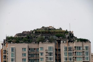 bejing-illegal-rooftop-mountain-villa-designboom00[1]