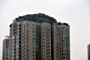 bejing-illegal-rooftop-mountain-villa-designboom01[1]