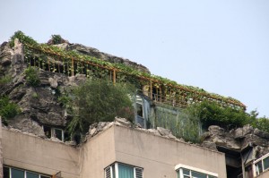 bejing-illegal-rooftop-mountain-villa-designboom02[1]