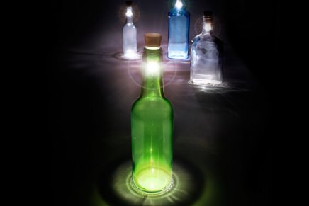 Designer desenvolve rolha com LED para reaproveitar garrafas usadas