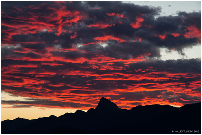 Pico do Congonhas, foto feita cerca de 25 minutos após o por do sol, hora das cores mais intensas