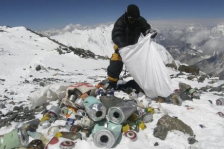 Nepal proíbe plásticos de uso único na região do Monte Everest