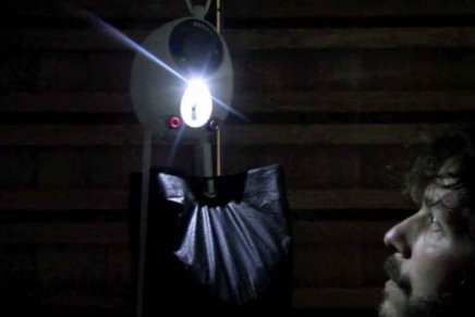 Conheça a GravityLight, a inovadora lanterna que funciona pela força da gravidade