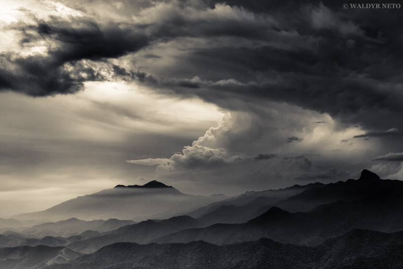 Angry Skyscape Chegada de uma tempestade sobre as montanhas do Tinguá, dezembro de 2012 Canon EOS 7D, lente Canon 15-85mm f/3.5-5.6 IS USM, filtros graduados Singh Ray f/8; 1/125s; ISO100; 24mm