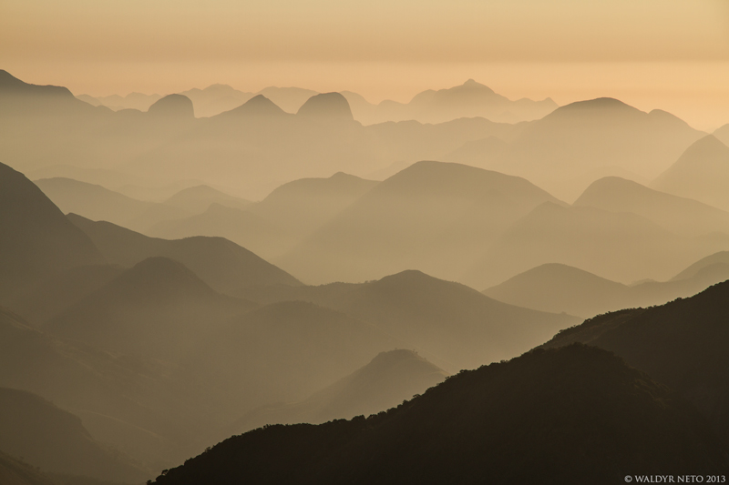 Mar de Montanhas Vista do cume da Cabeça de Dragão, Parque Estadual dos Três Picos, setembro de 2013 Canon EOS 7D, lente Canon 15-85mm f/3.5-5.6 IS USM f/11; 1/400s; ISO160; 85mm